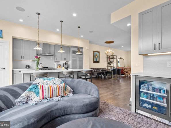 4523 Riverside Way, Philadelphia PA 19127
