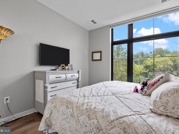 4523 Riverside Way, Philadelphia PA 19127
