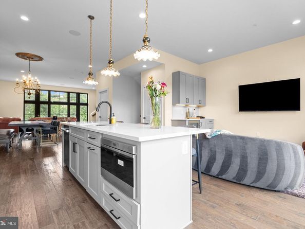4523 Riverside Way, Philadelphia PA 19127