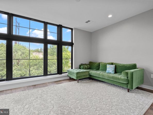 4523 Riverside Way, Philadelphia PA 19127