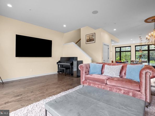 4523 Riverside Way, Philadelphia PA 19127