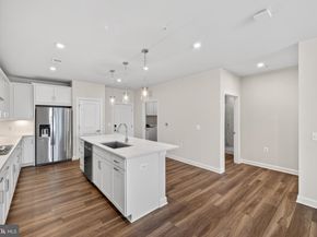 21630 Hawksbill High Circle 405, Sterling VA 20164