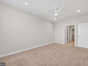 21630 Hawksbill High Circle 405, Sterling VA 20164