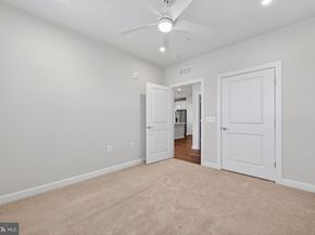 21630 Hawksbill High Circle 405, Sterling VA 20164