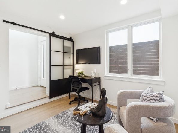 610 N Brenna Walk, Philadelphia PA 19123