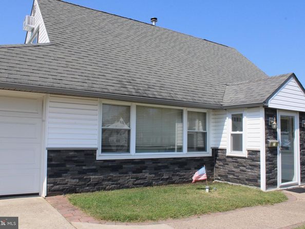 23 Crystal Place, Levittown PA 19057