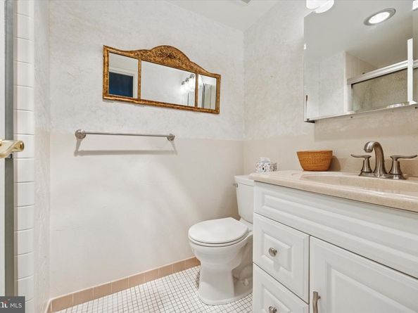 47201 Delaire Landing Road 201, Philadelphia PA 19114