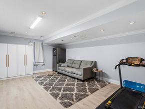 18 Sherwood Lane, Roslyn Heights NY 11577