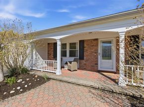 28 Manchester Lane, Stony Brook NY 11790