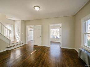 10 Winchester Drive, Lindenhurst NY 11757