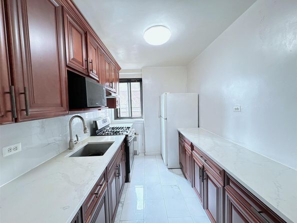 204-15 Foothill Avenue B61, Hollis NY 11423