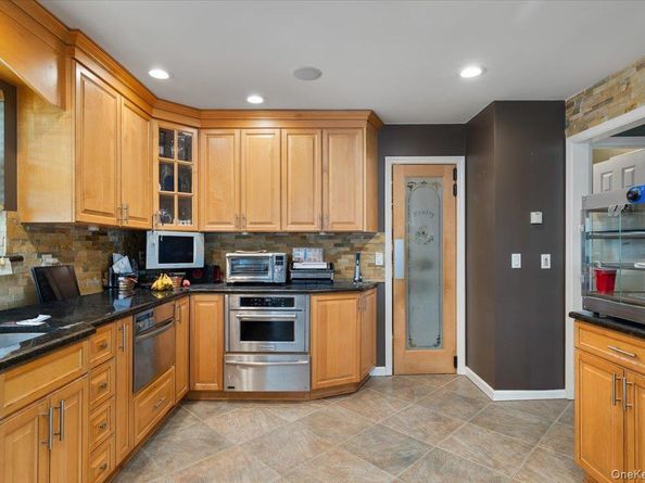 35 Jackson Avenue W, Babylon NY 11702