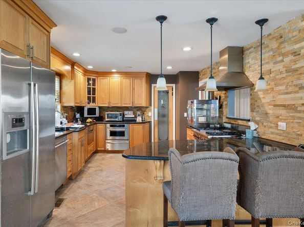 35 Jackson Avenue W, Babylon NY 11702