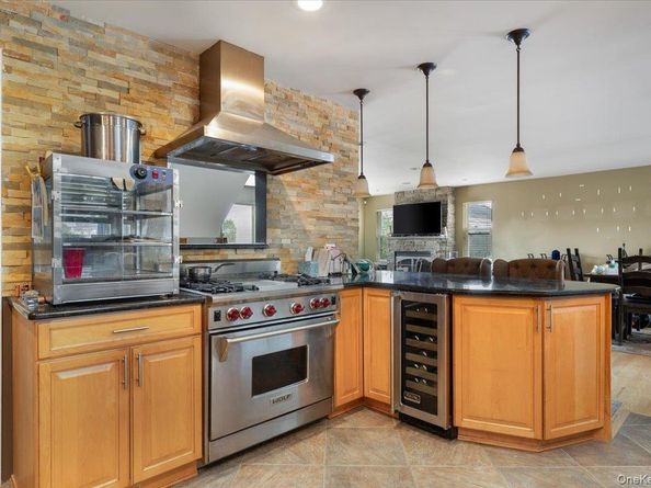 35 Jackson Avenue W, Babylon NY 11702