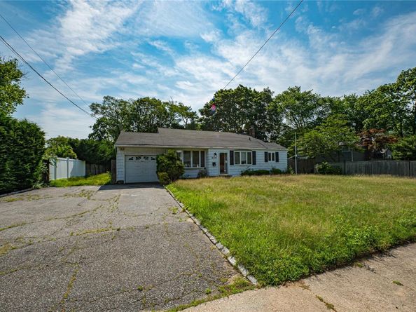 939 Thompson Drive, Bay Shore NY 11706