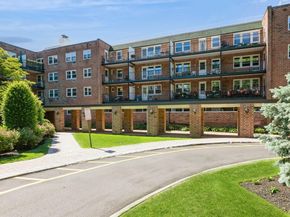 32 Pearsall Avenue 1C, Glen Cove NY 11542
