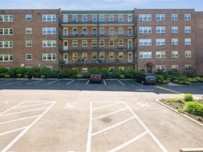 32 Pearsall Avenue 1C, Glen Cove NY 11542