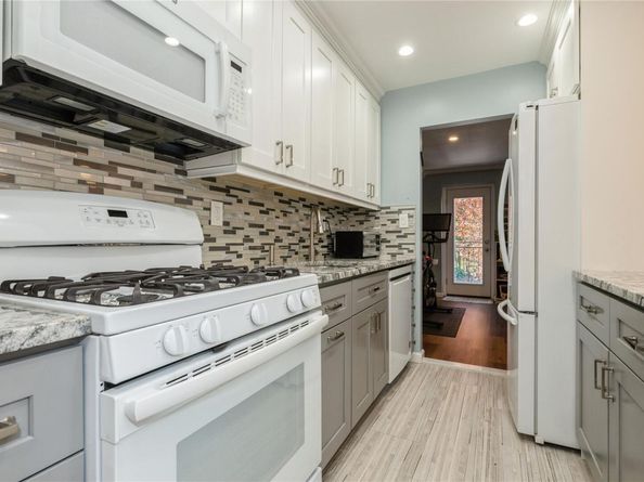 32 Pearsall Avenue 1C, Glen Cove NY 11542