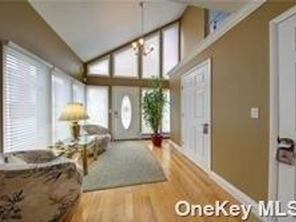 738 Shore Walk, Lindenhurst NY 11757