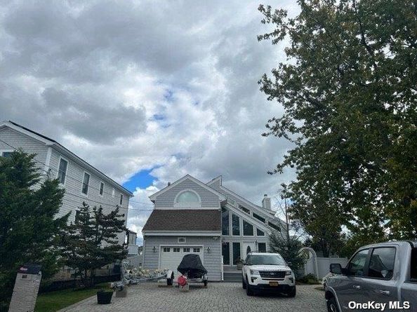 738 Shore Walk, Lindenhurst NY 11757