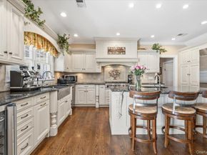 2 Memas Court, Dix Hills NY 11746