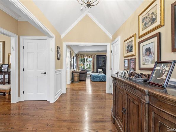 2 Memas Court, Dix Hills NY 11746