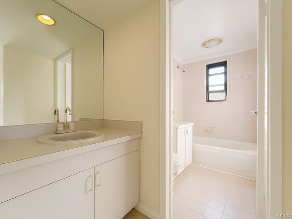 7 Terrace 3H, Great Neck NY 11021