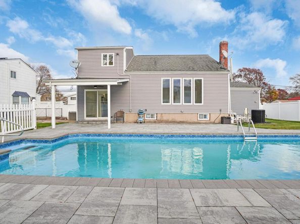 300 W 21st Street, Deer Park NY 11729