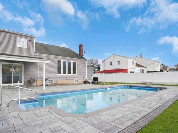 300 W 21st Street, Deer Park NY 11729