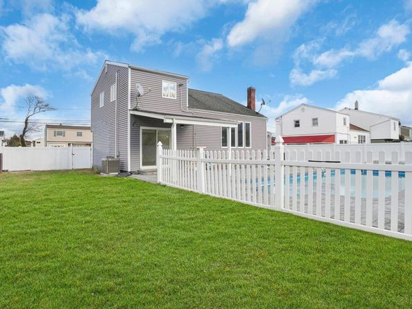 300 W 21st Street, Deer Park NY 11729