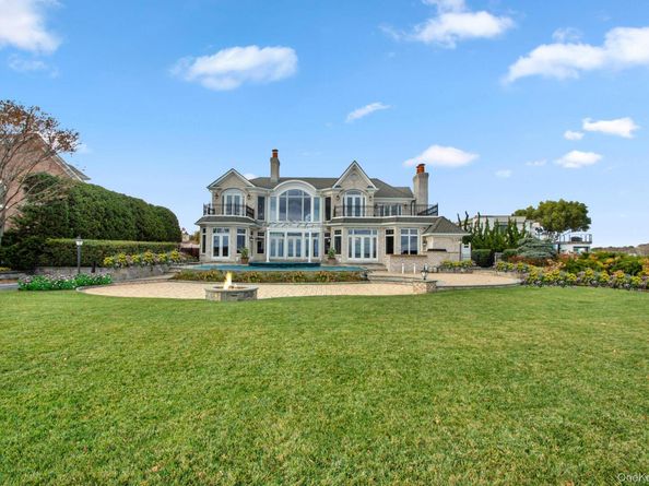 Undisclosed Address #936337, West Islip NY 11795