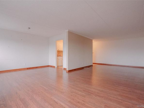 100 Diplomat Drive 8M, Mount Kisco NY 10549