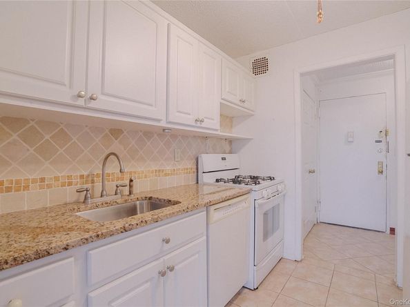 100 Diplomat Drive 8M, Mount Kisco NY 10549