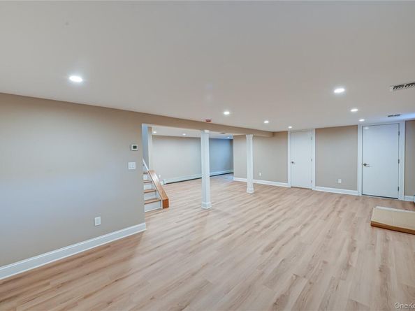 31 Boulevard Avenue, West Islip NY 11795