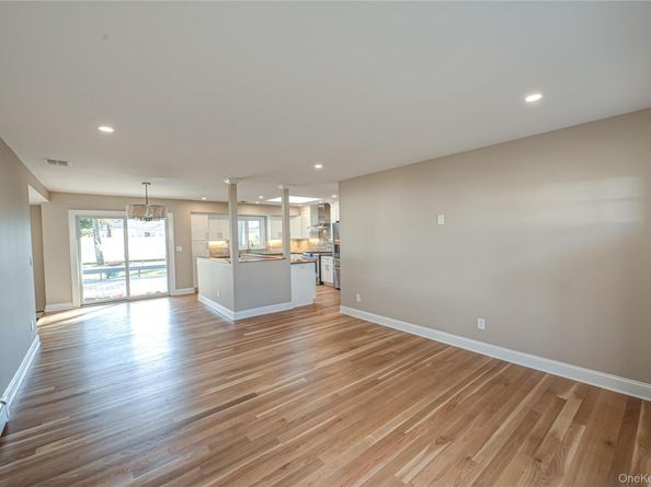 31 Boulevard Avenue, West Islip NY 11795