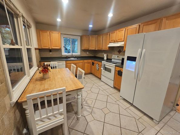 11 Edgewood Avenue, Farmingville NY 11738