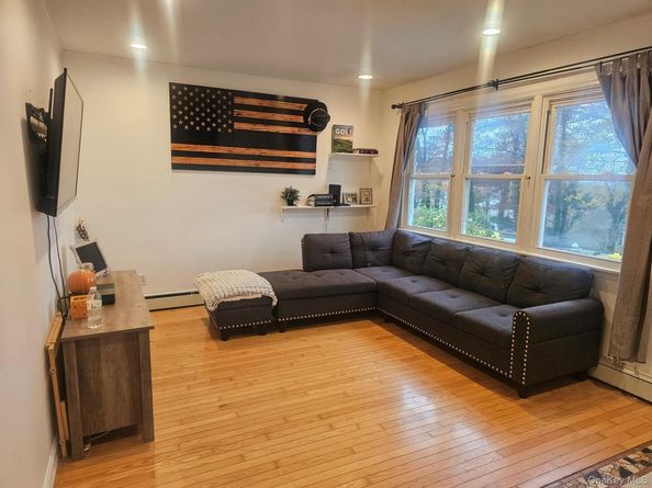 11 Edgewood Avenue, Farmingville NY 11738