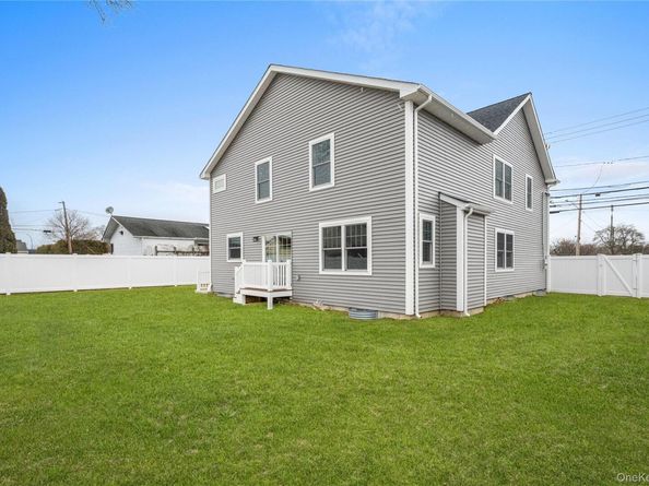 961 N Broadway, Massapequa NY 11758