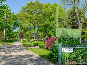 25 PARK Place 2G, Great Neck NY 11021