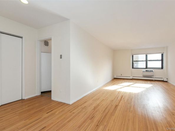 25 PARK Place 2G, Great Neck NY 11021