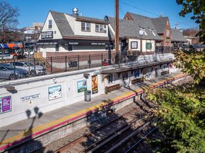 25 Park Place 2C, Great Neck NY 11021