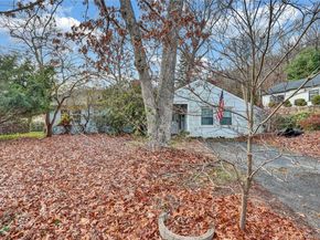 24 Piermont Court, Melville NY 11747