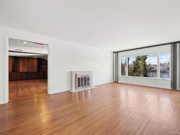 11 Searingtown Road, Searingtown NY 11507