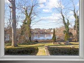 11 Searingtown Road, Searingtown NY 11507