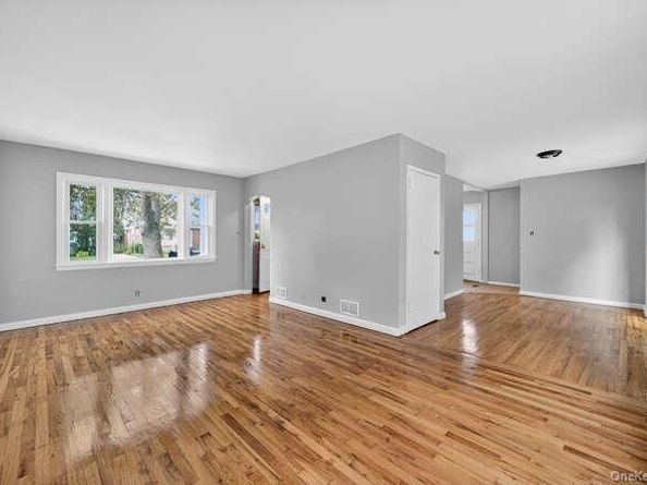 452 Latham Road, Mineola NY 11501