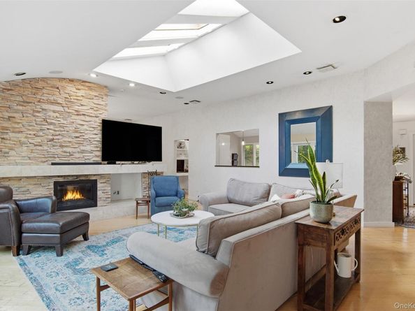 17 Plane Tree Lane, Dix Hills NY 11746