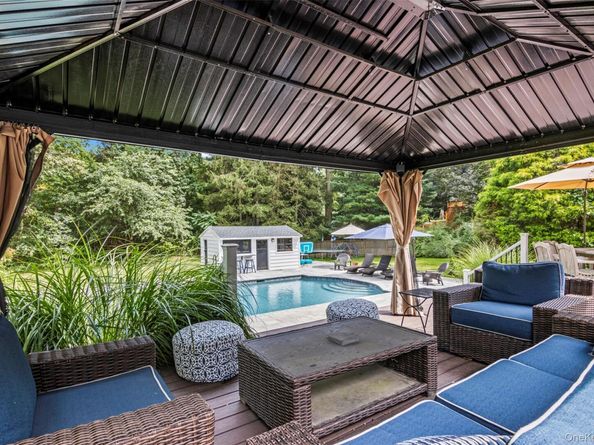 17 Plane Tree Lane, Dix Hills NY 11746
