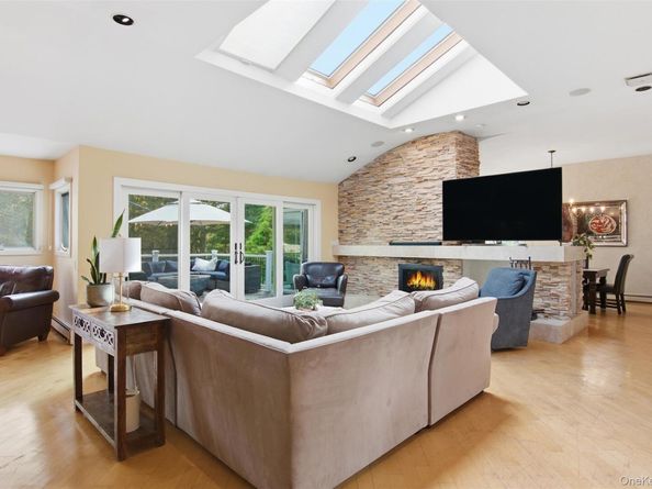 17 Plane Tree Lane, Dix Hills NY 11746