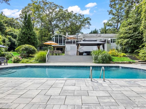 17 Plane Tree Lane, Dix Hills NY 11746