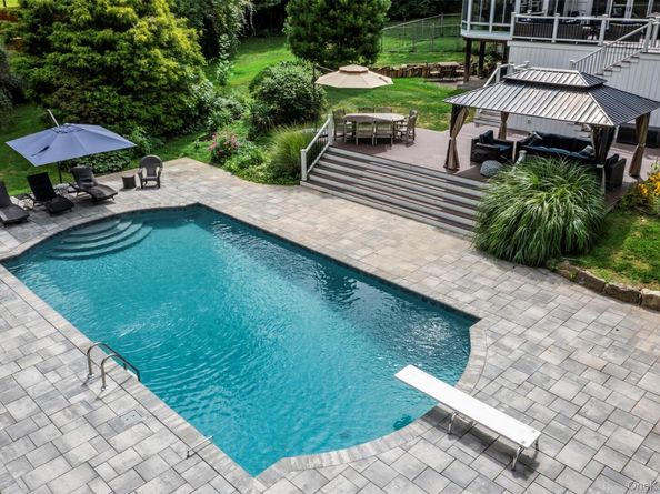 17 Plane Tree Lane, Dix Hills NY 11746